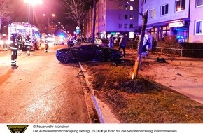Feuerwehr München: FW-M: Zwei Verletzte nach Verkehrsunfall (Milbertshofen)