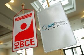 Chemieverbände Rheinland-Pfalz: Chemie in Rheinland-Pfalz hält Ausbildungsplatzangebot stabil /
Trotz Krise erfüllen Unternehmen den Tarifvertrag (mit Bild)
