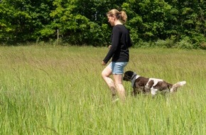 HUK-COBURG: Zecken: Klein, aber gemein / Wie kann man sich schützen? - Kommt es durch Zeckenbiss zur Dauerschädigung, hilft eine Unfallversicherung