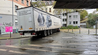 Feuerwehr Dortmund: FW-DO: Vorab-Information: LKW bleibt in Oberleitung der Stadtbahn hängen - Verkehrsbehinderungen im Bereich Oestermärsch/Bleichmärsch