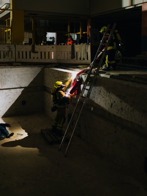 FW Wachtberg: Verunfallte Person und Brand in der Dusche. Ein Übungsabend im Berkumer Hallenbad