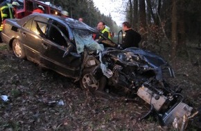 Polizeiinspektion Hameln-Pyrmont/Holzminden: POL-HOL: Bundesstraße 497 - Gemarkung Neuhaus: 19jähriger PKW-Fahrer bei Verkehrsunfall schwer verletzt - Von Fahrbahn abgekommen und gegen Baum geprallt -