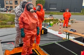 Kreisfeuerwehr Oldenburg: FW-OLL: Gefahrguteinsatz im Gewerbegebiet bei Gr&uuml;ppenb&uuml;hren - Feuerwehr mit umfangreichen Kr&auml;ften vor Ort