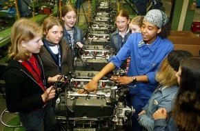 Ford-Werke GmbH: "Girls' Day"-Mädchenzukunftstag bei Ford vermittelt Spass an
technischen Berufen