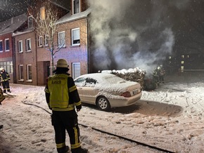 FW-AUR: Fahrzeugbrand in dichtem Schneetreiben bek&auml;mpft