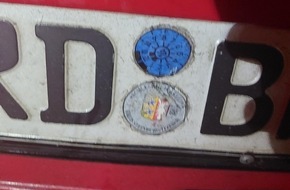 Bundespolizeiinspektion Flensburg: BPOL-FL: Tankstopp f&uuml;hrt zur Fahrtuntersagung: Auto mit falschen Kennzeichen ohne Versicherung festgestellt; Messer in Ablage