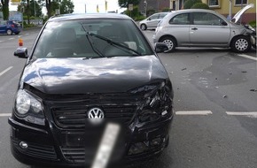 Kreispolizeibehörde Herford: POL-HF: Verkehrsunfall - Nissan und VW stoßen im Kreuzungsbereich zusammen