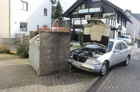 Polizei Mettmann: POL-ME: Beim Ausparken Kontrolle verloren: 92-jähriger Autofahrer prallt gegen Betonmauer - Langenfeld - 2202014