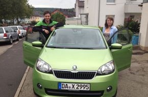 Skoda Auto Deutschland GmbH: Kampagne "DON´T DRINK AND DRIVE": Rallyepilot Sepp Wiegand übergibt SKODA Citigo an Gewinnerin Anne Kunad (BILD)