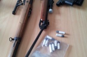 Polizeiinspektion Hildesheim: POL-HI: Waffenfund beim Vollstrecken eines Haftbefehls