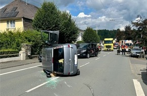 Feuerwehr Lennestadt: FW-OE: Verkehrsunfall mit eingeschlossener Person