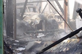 Feuerwehr Essen: FW-E: Brennende Lagerhalle in Essen-Kettwig, Eigentümer erleidet schwere Brandverletzungen