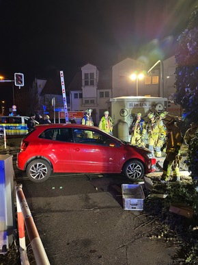 FW Weinheim: Auto landet auf den Gleisen am Bahnübergang Bergstraße. Feuerwehr hebt festgefahrenen Volkswagen mit Hebekissen aus dem Gleisbett