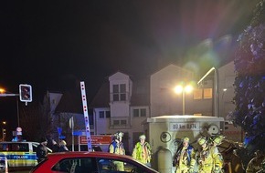 Feuerwehr Weinheim: FW Weinheim: Auto landet auf den Gleisen am Bahnübergang Bergstraße. Feuerwehr hebt festgefahrenen Volkswagen mit Hebekissen aus dem Gleisbett