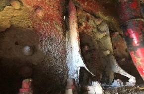 Polizei Mettmann: POL-ME: 18-Tonner mit defekten Bremsen: Polizei stoppt "rollende Zeitbombe" - Velbert - 2211110