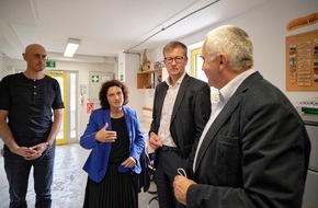 AOK Sachsen-Anhalt: Lotsen für den Weg aus der Sucht / Bundesdrogenbeauftragter besucht Projekt in Sachsen-Anhalt / Neue Wege bei der Betreuung von Suchtkranken