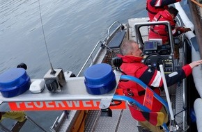 Feuerwehr Stuttgart: FW Stuttgart: &Ouml;lunfall auf dem Neckar - Defekt an einer Hydraulikleitung an einem Bagger - &Ouml;lfilm auf dem Neckar - Feuerwehr d&auml;mmt Gefahrstoffaustritt ein