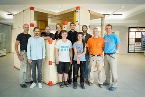 Architekturstudierende und Tischlerlehrlinge entwerfen ihren Arbeitsplatz der Zukunft