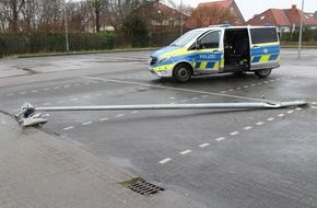 Polizei Coesfeld: POL-COE: Nottuln, Appelhülsen, Ahornweg/ Laterne umgefahren, einkaufen gegangen, weggefahren