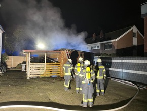 FW-AUR: Hinterhof-Garage brennt in der Nacht