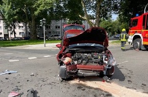 Feuerwehr Gelsenkirchen: FW-GE: Verkehrsunfall mit Rettungswagen forderte mehrere verletzte Personen
