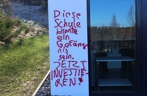 Kreispolizeibehörde Olpe: POL-OE: Unbekannte Gruppe besprüht Sekundarschule mit Graffiti