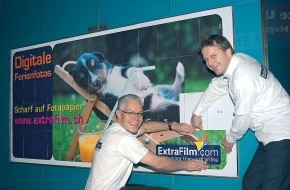Extra Film AG: Das grösste Digitalfoto der Schweiz hat 3,1 m2 Fläche - Der Online-Fotoservice Extra Film überrascht mit ungewöhnlicher Werbeidee