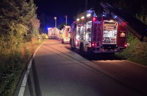 Kreisfeuerwehrverband Calw e.V.: KFV-CW: PKW st&uuml;rzt nachts B&ouml;schung hinunter / Feuerwehr schl&auml;gt Schneise in Wald / Eingeklemmte Schwerverletzte befreit