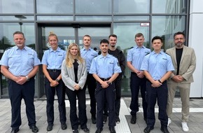 Kreispolizeibehörde Ennepe-Ruhr-Kreis: POL-EN: Ennepe-Ruhr-Kreis: Unter dem Motto "Alles Neu" begrüßte Landrat Olaf Schade insgesamt 34 Polizistinnen und Polizisten in der Kreispolizeibehörde