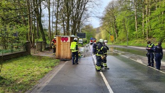 Feuerwehr Herdecke: FW-EN: Brennende Gasflasche neben mobilen Verkaufsstand - Brandmeldealarm im Krankenhaus