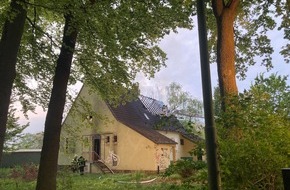 Feuerwehr Dortmund: FW-DO: Feuer Dortmund Lindenhorst / Dachstuhlbrand in einem leerstehenden Doppelhaus