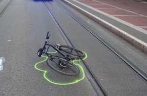 Polizei Bochum: POL-BO: Radfahrerin (38) bei Unfall lebensbedrohlich verletzt