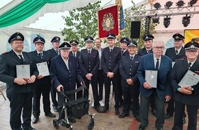 Freiwillige Feuerwehr Bedburg-Hau: FW-KLE: Fest bei der Feuerwehr: Bürgermeister Stephan Reinders verleiht Ehrenzeichen