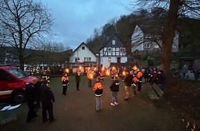Feuerwehr Beverungen: FW Beverungen: Verleihung der Kinderflamme unterm Weihnachtsbaum