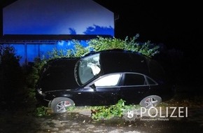Polizeipräsidium Rheinpfalz: POL-PPRP: Auto in Schräglage