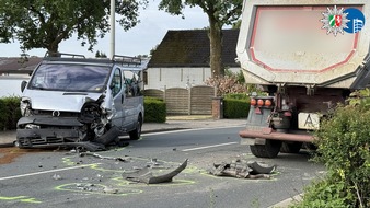 Polizeipräsidium Oberhausen: POL-OB: Transporter mit Kindern in den Gegenverkehr geschleudert - Fahrer schwer verletzt