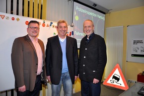 POL-WL: Fahrschulprojekt im Landkreis Harburg gestartet - Weiterer Baustein der Verkehrsprävention für &quot;Junge Fahrer&quot;