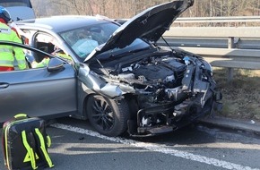 Polizei Bielefeld: POL-BI: A33: Hoher Sachschaden nach Spurwechsel