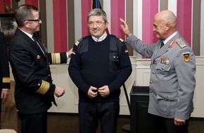 Presse- und Informationszentrum Marine: Minister Caffier wurde zum Kapitänleutnant der Reserve ernannt