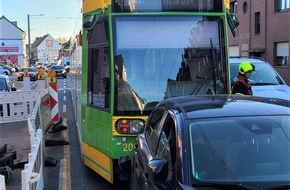 Feuerwehr Oberhausen: FW-OB: Unfall mit Stra&szlig;enbahn auf der M&uuml;lheimer Stra&szlig;e