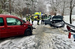 Kreisfeuerwehrverband L&uuml;chow-Dannenberg e.V.: FW L&uuml;chow-Dannenberg: +++ Wintereinbruch fordert die Feuerwehren in L&uuml;chow-Dannenberg +++ Drei Verkehrsunf&auml;lle mit mehreren Verletzten am Freitag +++