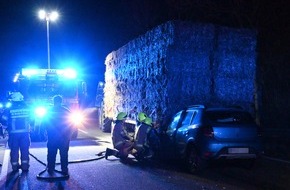 Feuerwehr Pulheim: FW Pulheim: Pulheim - Auffahrunfall eines PKW mit Heuanhänger