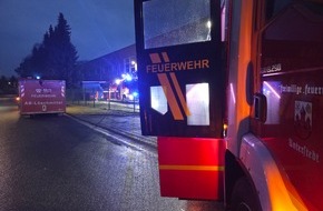 Kreisfeuerwehr Rotenburg (W&uuml;mme): FW-ROW: Brand in Industriebetrieb - Lagerraum in Vollbrand