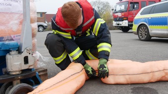 Freiwillige Feuerwehr Celle: FW Celle: Öl auf Gewässer im Celler Hafen