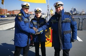 Presse- und Informationszentrum Marine: Neuer Kommandant auf der Brücke der Fregatte "Hamburg"