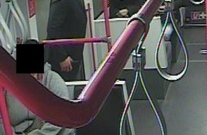 Polizei Bonn: POL-BN: Foto-Fahndung: Unbekannter mit Waffe in U-Bahnhaltestelle beobachtet - Wer kennt diesen Mann?