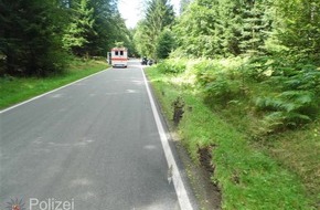 Polizeipräsidium Westpfalz: POL-PPWP: Motorradfahrer gerät in den Gegenverkehr