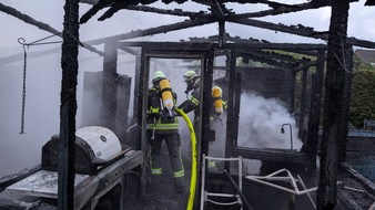 FW-WRN: Brand eines Gartenhauses drohte auf Wohnhaus überzugreifen