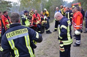 Kreisfeuerwehrverband Lüchow-Dannenberg e.V.: FW Lüchow-Dannenberg: +++1 ha Heidefläche in Brand gesetzt+++wichtige Erkenntnisse zur Waldbrandbekämpfung gewonnen+++Landschaftsplege, Forschung und Brandschutz arbeiten Hand in Hand+++