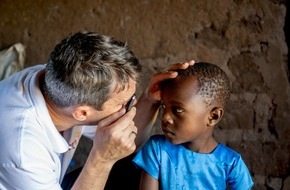 cbm Christoffel-Blindenmission e.V.: Weihnachten: Augenlicht ist das schönste Geschenk / Deutscher Augenarzt hilft Kindern in Tansania